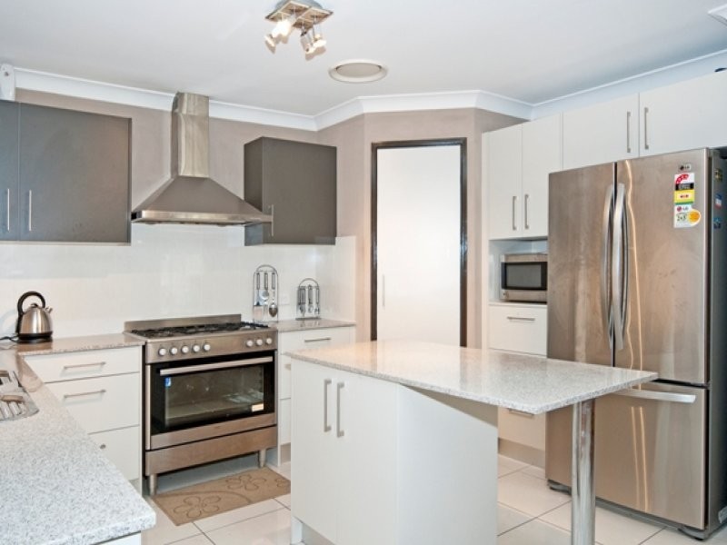 6 Flametree Close, Flinders View QLD 4305