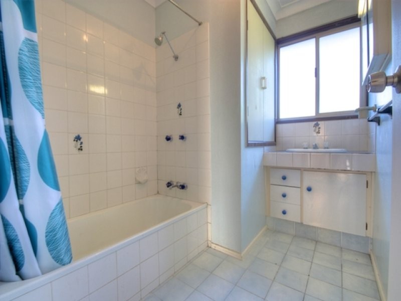16 Bryant Court, Silkstone QLD 4304