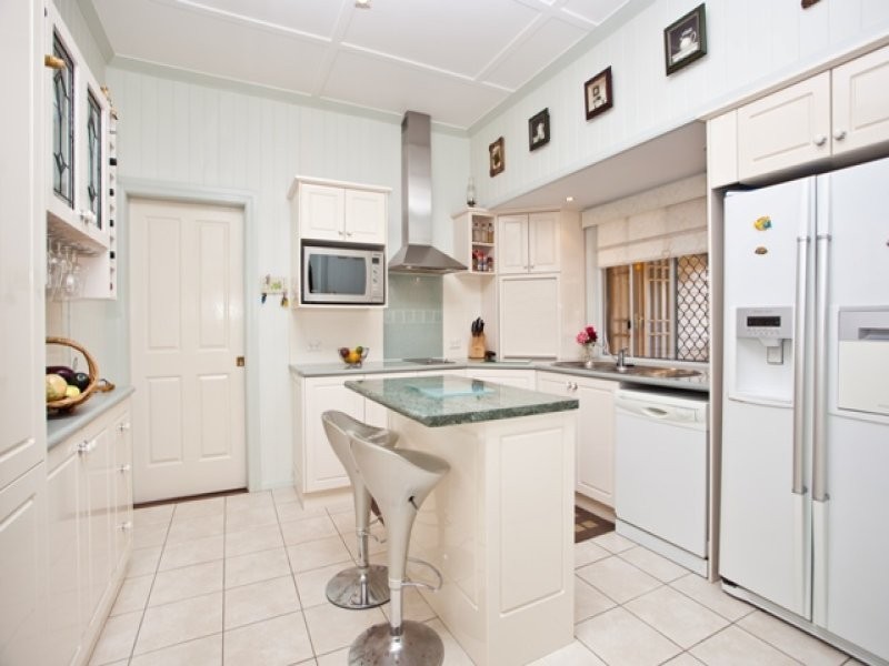 83 Cemetery Road, Raceview QLD 4305