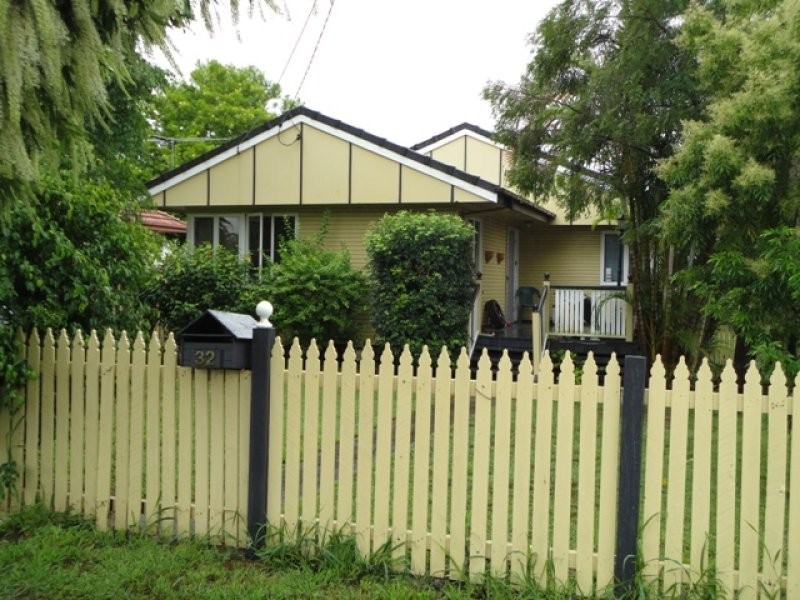 32 Larsen Street, Leichhardt QLD 4305