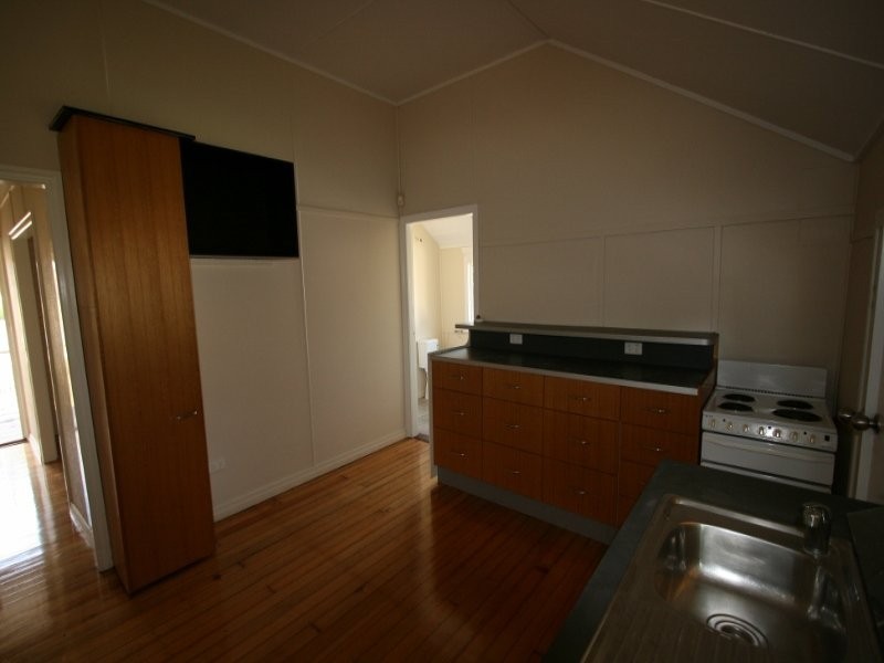 42 Railway Street, Booval QLD 4304