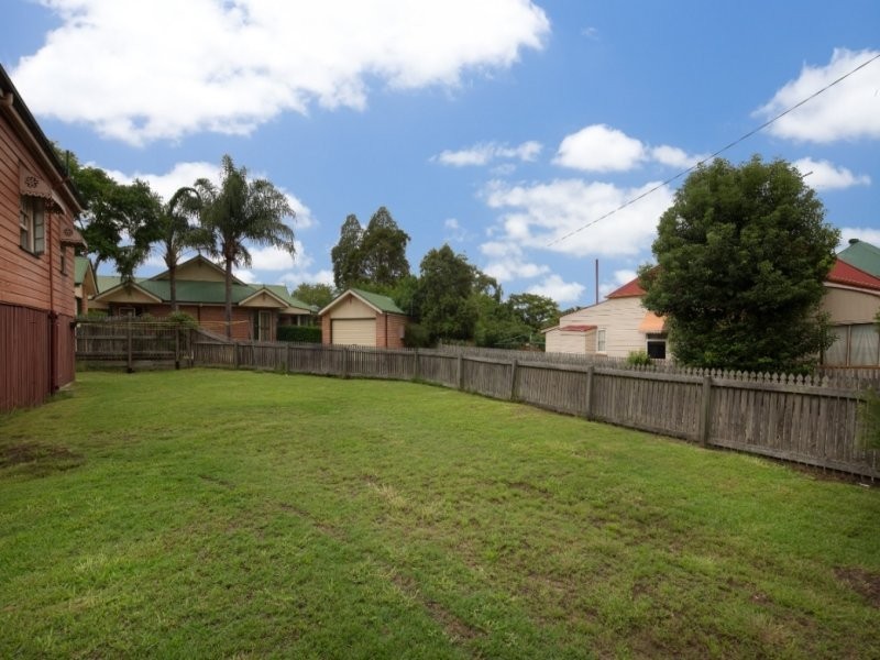 14 Moffatt Street, Ipswich QLD 4305