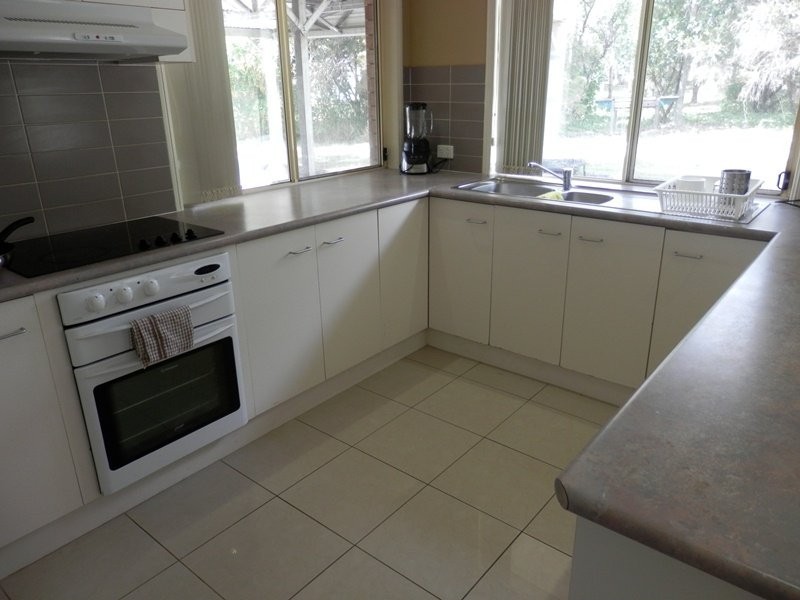 84 Flinders Street, Peak Crossing QLD 4306