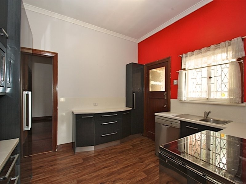 27 Hamilton Street, Booval QLD 4304