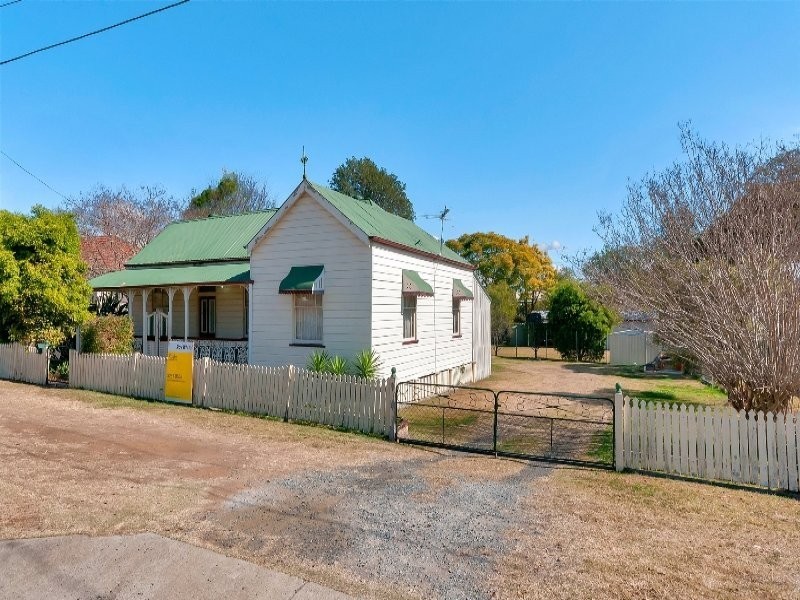 4 Lion Street, Ipswich QLD 4305