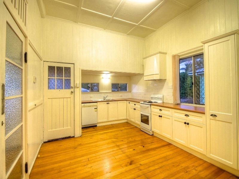 34 Macquarie Street, Silkstone QLD 4304