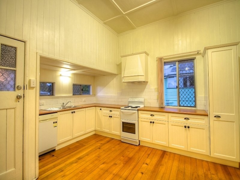 34 Macquarie Street, Silkstone QLD 4304