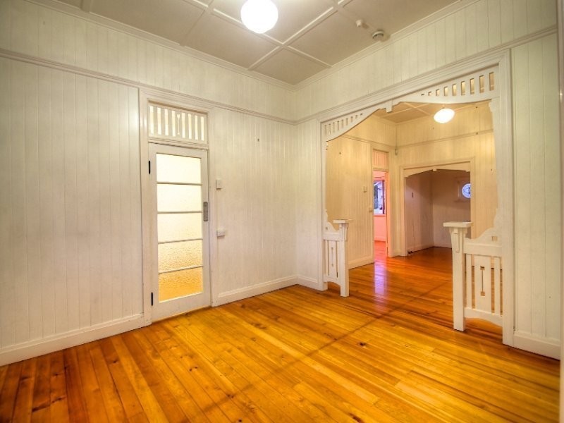 34 Macquarie Street, Silkstone QLD 4304