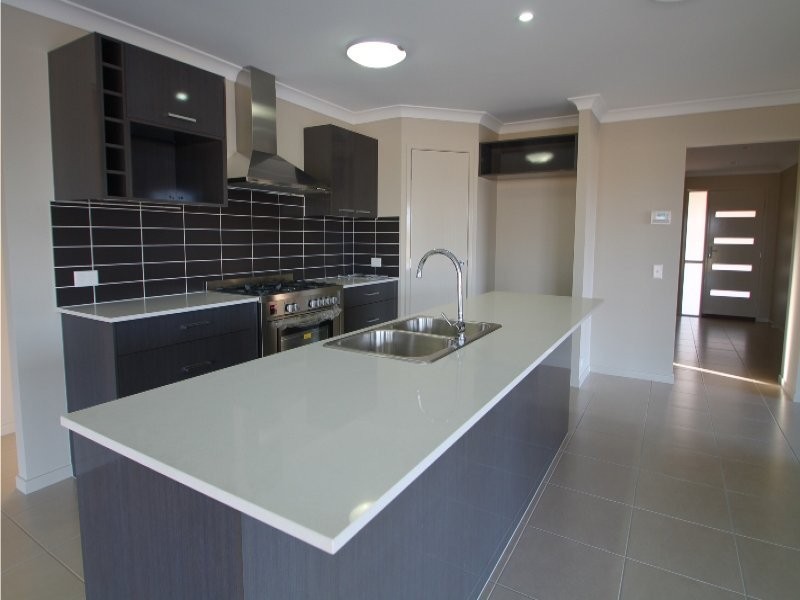 74 Flinders Street, Peak Crossing QLD 4306