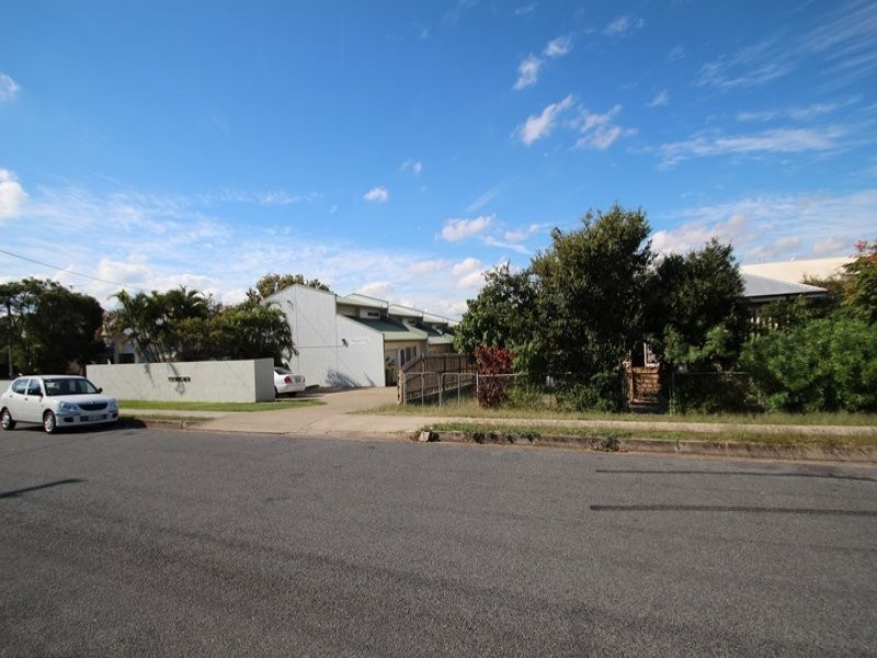 16 Macquarie Street, Booval QLD 4304