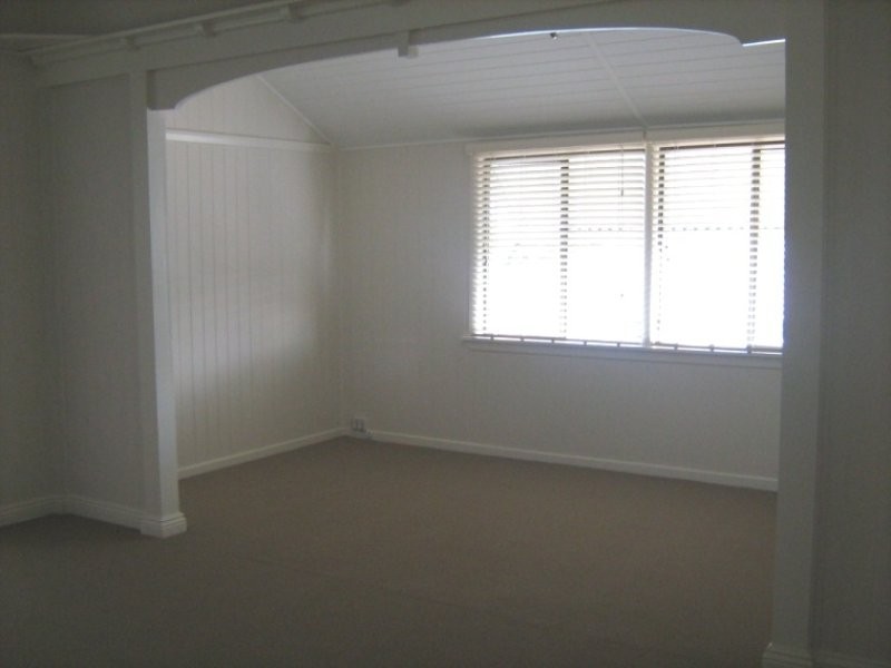 33 Queen Street, Newtown QLD 4305