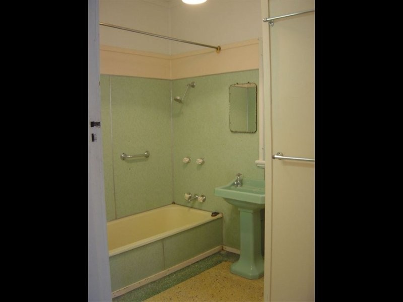 2 Tower Street, Eastern Heights QLD 4305