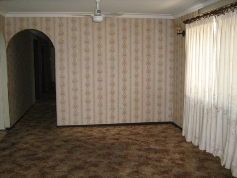 42 Russell Street, Silkstone QLD 4304