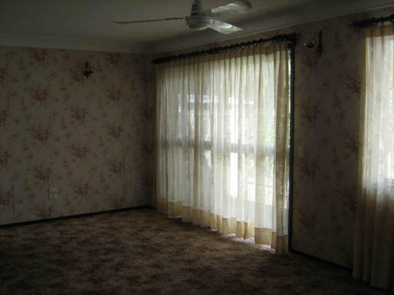 42 Russell Street, Silkstone QLD 4304