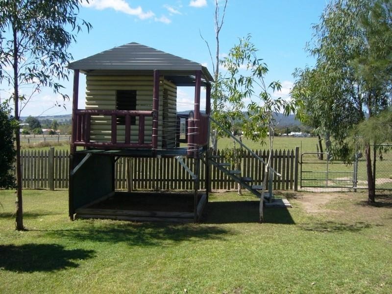 84 Flinders Street, Peak Crossing QLD 4306