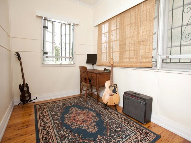 5 Morris Street, Silkstone QLD 4304