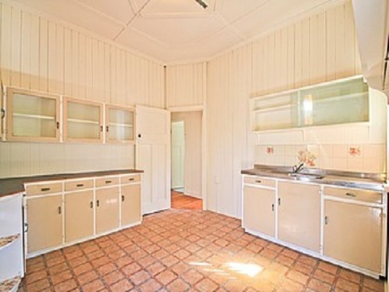 110 Blackstone Road, Silkstone QLD 4304
