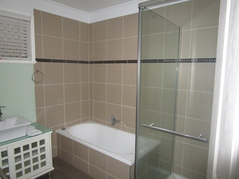 5 Winifred Street, North Booval QLD 4304