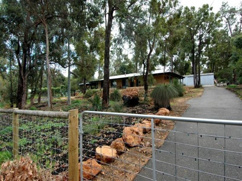 7 Bettenay Road, Roleystone WA 6111