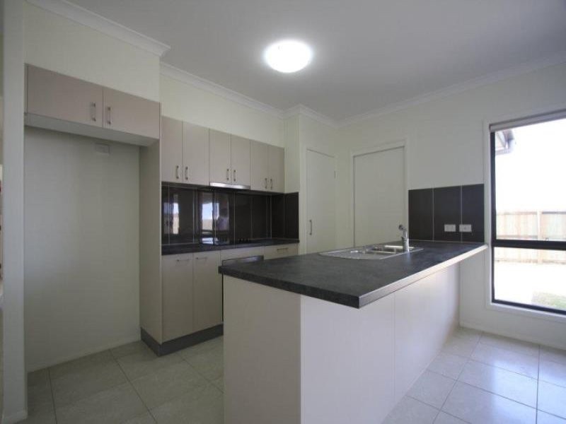 16 Rawlins Crescent, North Lakes QLD 4509