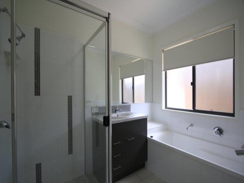 16 Rawlins Crescent, North Lakes QLD 4509