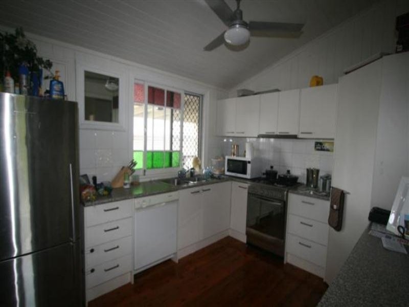 35 Palm Ave, Sandgate QLD 4017