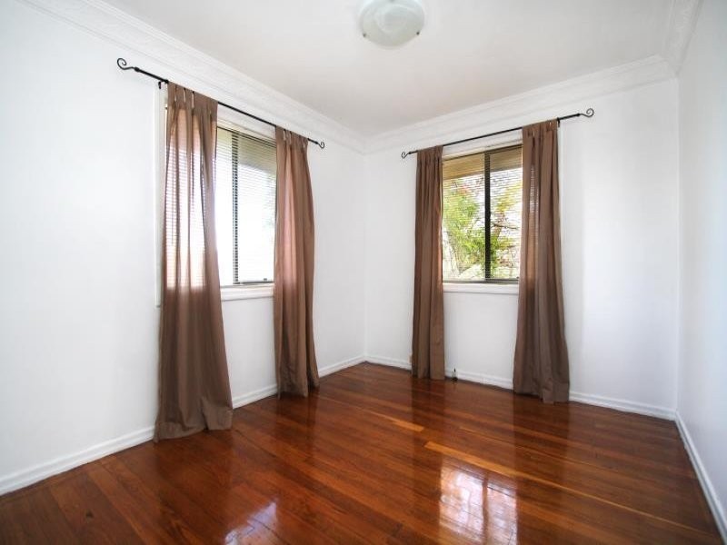 11 Gordon Parade, Manly QLD 4179