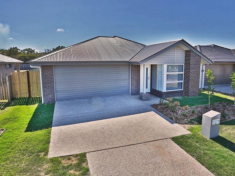 5 Lakeside Crescent, Ningi QLD 4511