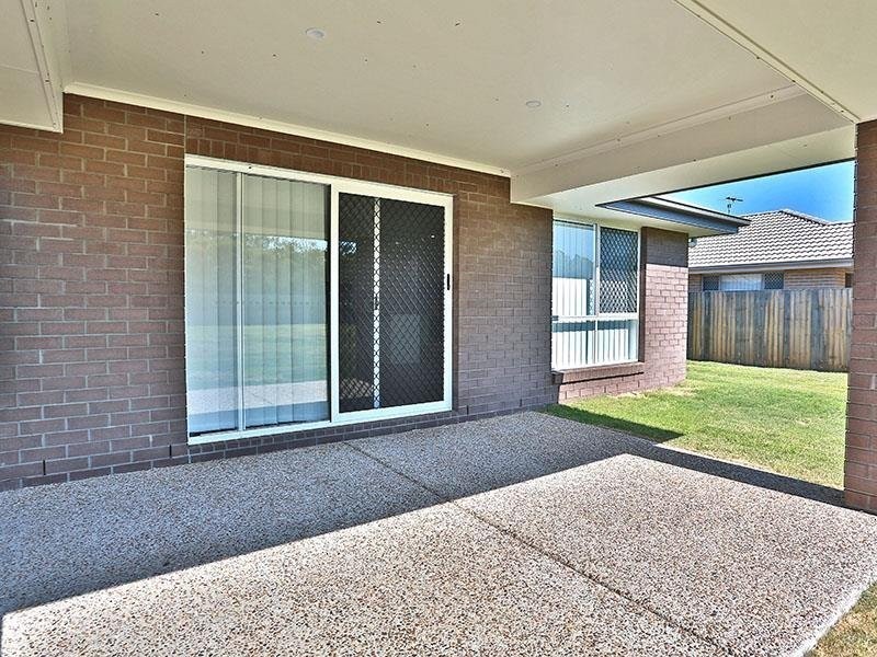 5 Lakeside Crescent, Ningi QLD 4511