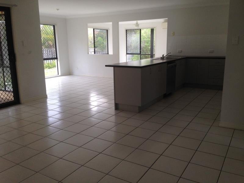 4 Angourie Place, Pacific Pines QLD 4211