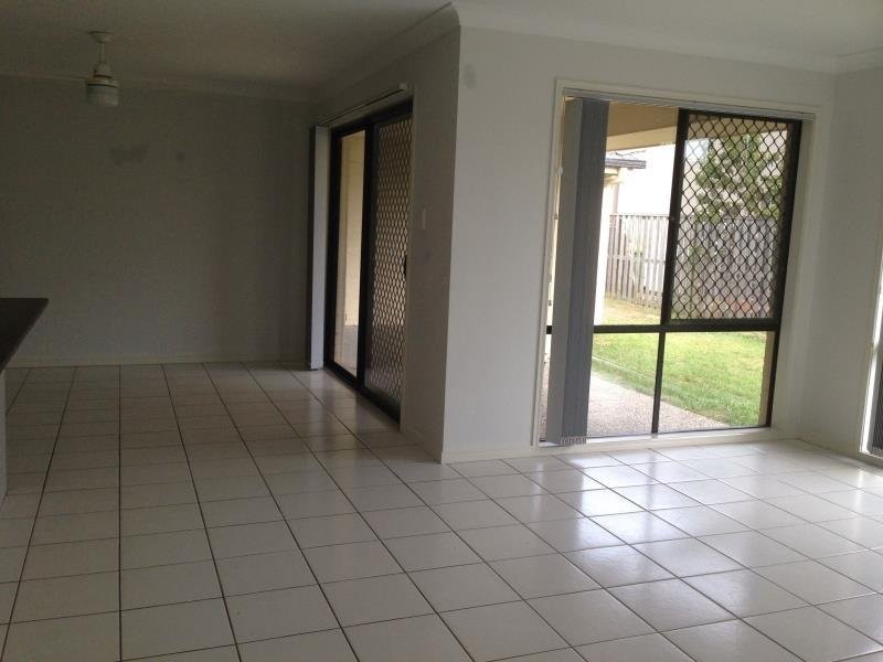 4 Angourie Place, Pacific Pines QLD 4211