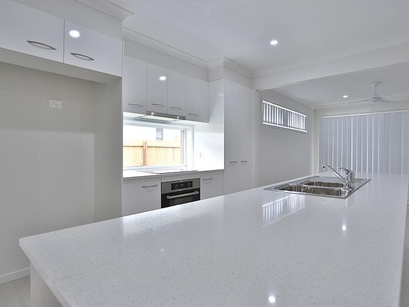 2/8 Mckinlay Drive, Redbank Plains QLD 4301