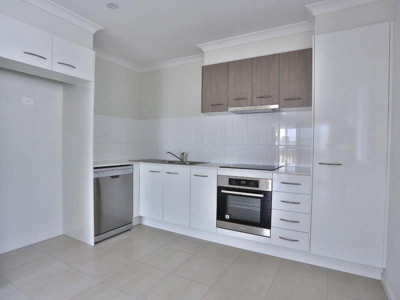 2/8 Mckinlay Drive, Redbank Plains QLD 4301