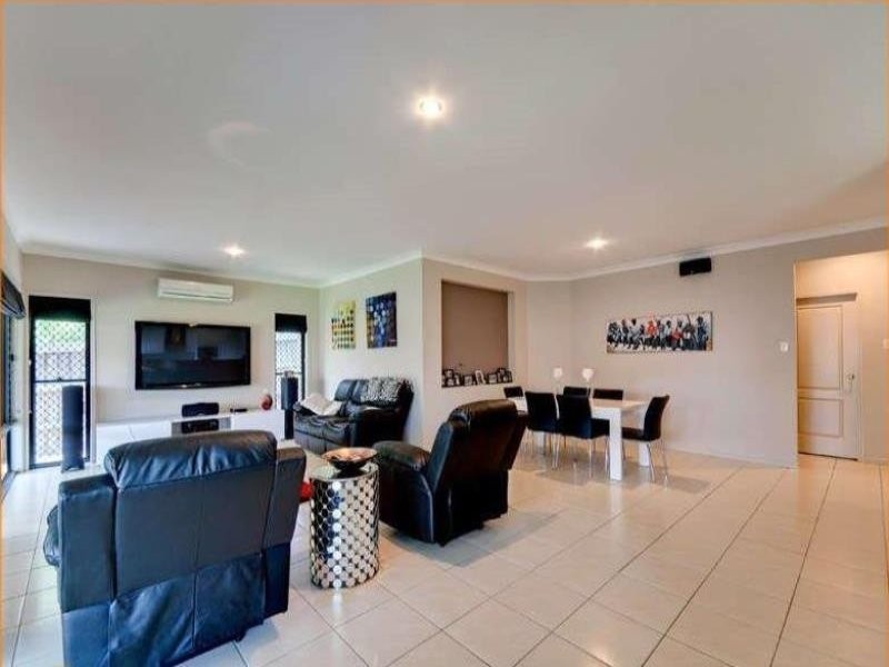 8 Katelyn Ct, Cashmere QLD 4500