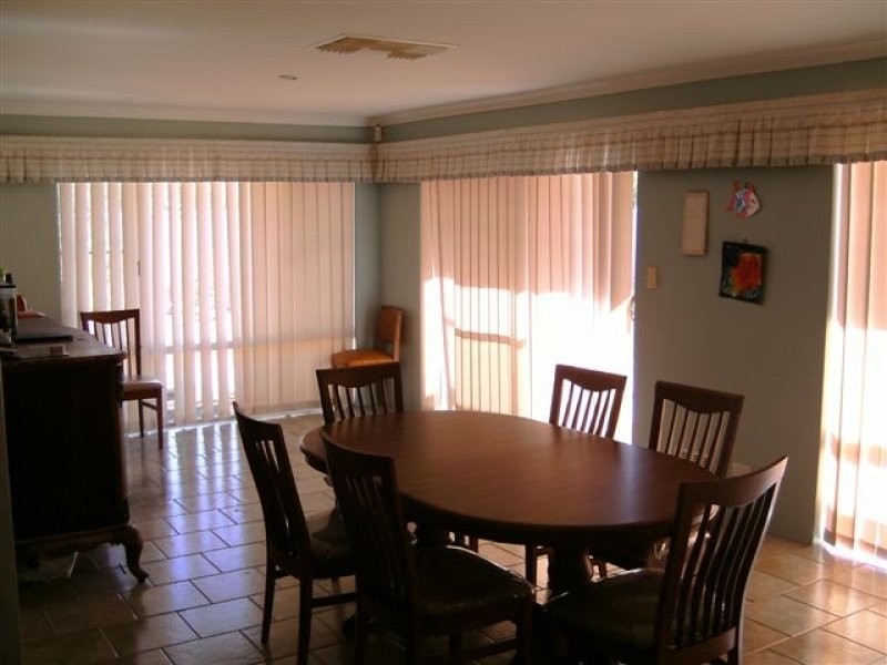 32 Roscommon Cres, Orelia WA 6167