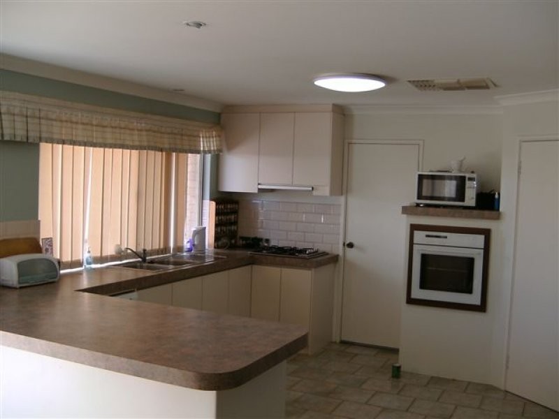 32 Roscommon Cres, Orelia WA 6167