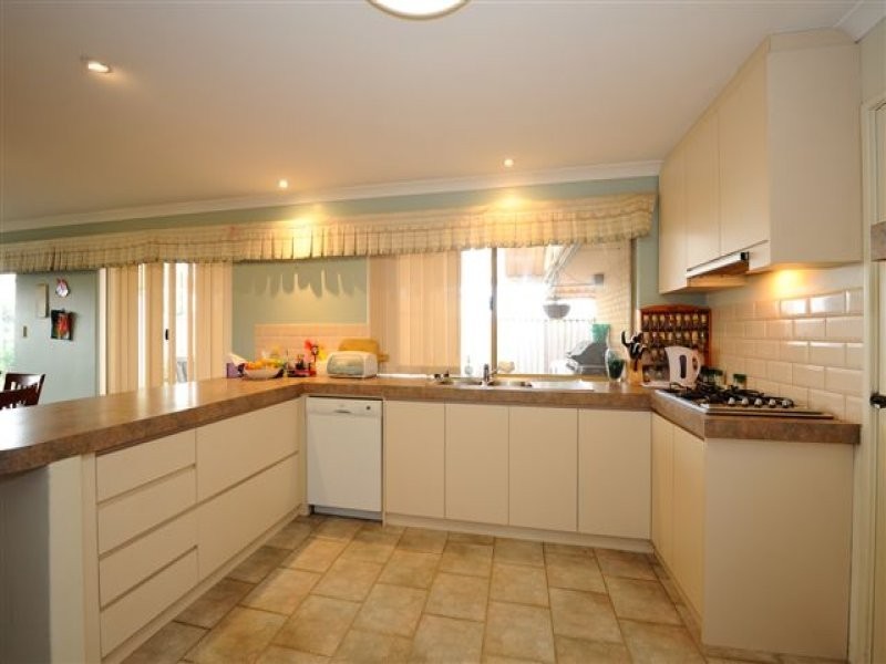 32 Roscommon Cres, Orelia WA 6167