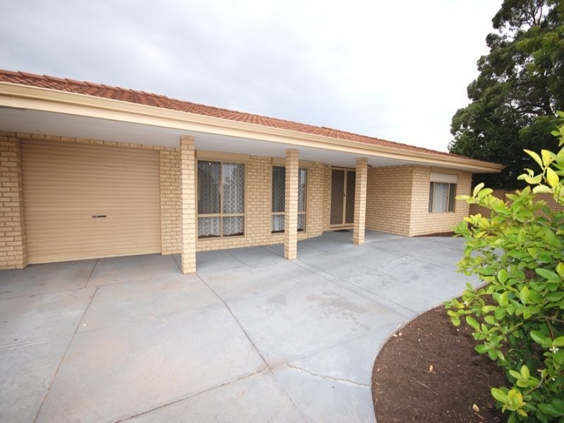 8 Perriam Close, Parmelia WA 6167