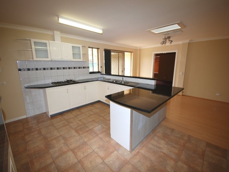 8 Perriam Close, Parmelia WA 6167