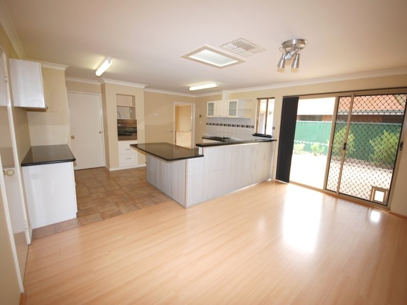 8 Perriam Close, Parmelia WA 6167