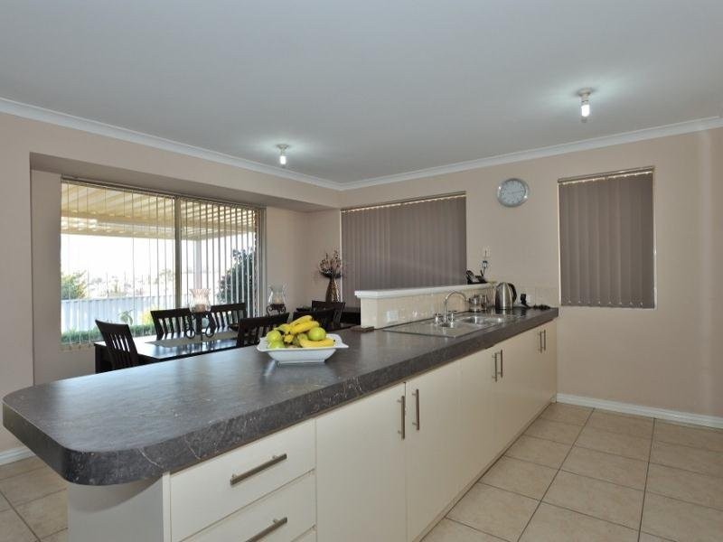 21 Camfield Loop, Parmelia WA 6167