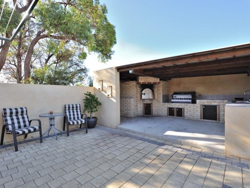 21 Camfield Loop, Parmelia WA 6167