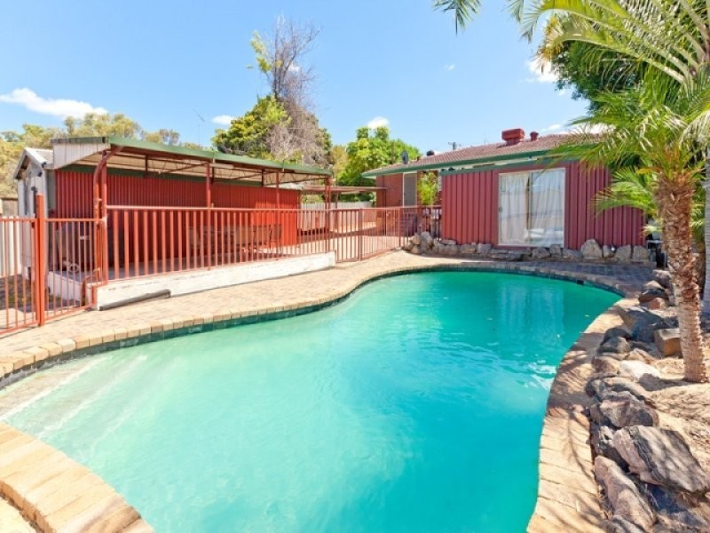 8 Leghorn Road, Orelia WA 6167