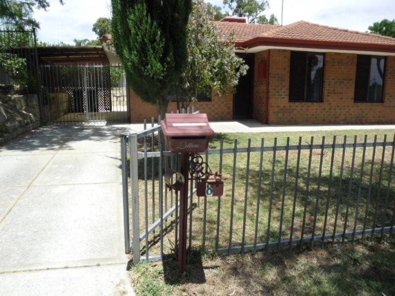 8 Tuart Ridge, Parmelia WA 6167