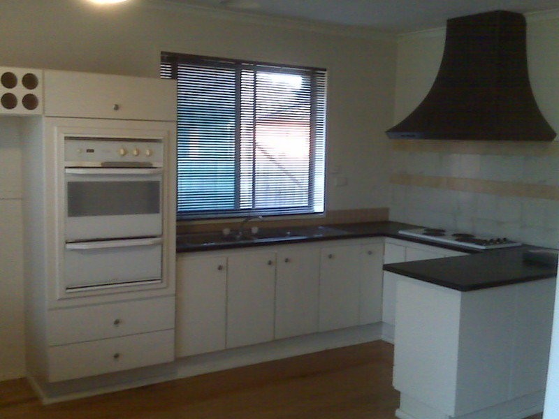 8 EVANS CRESCENT, Laverton VIC 3028