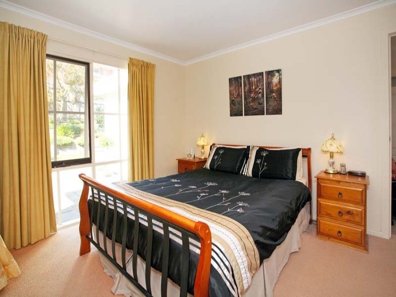 8 Ryan Grove, Blackburn South VIC 3130