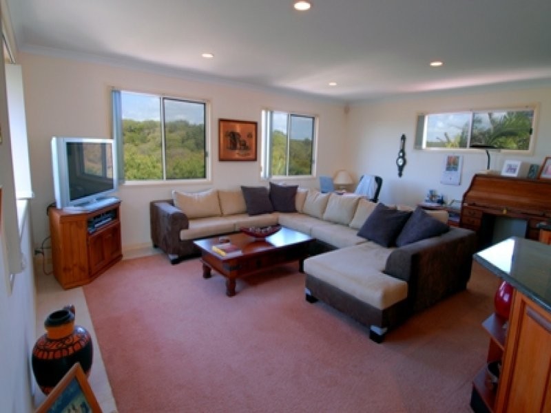 11 Wavecrest Drive, Castaways Beach QLD 4567