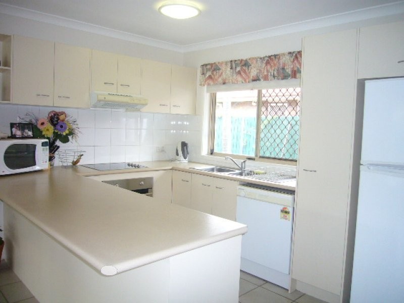 4 Lakeside Cres, Forest Lake QLD 4078