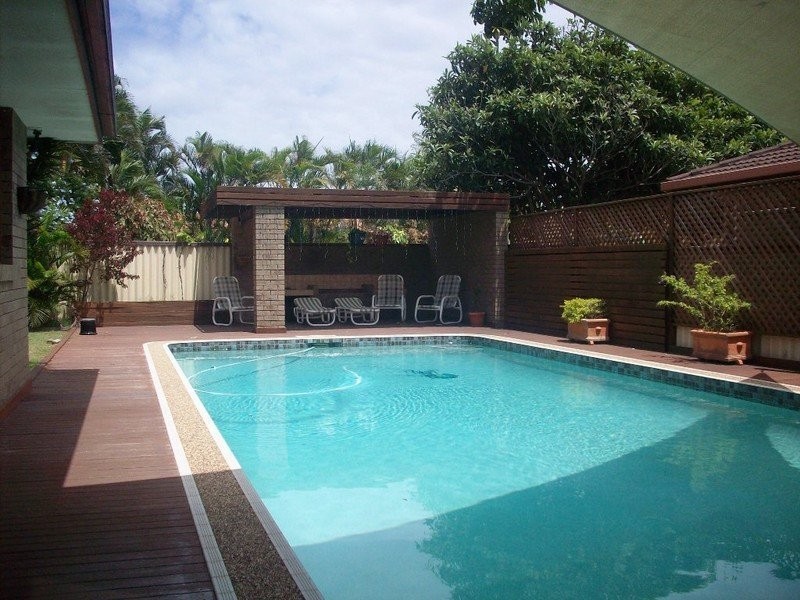 233 Sunshine Boulevard, Mermaid Waters QLD 4218