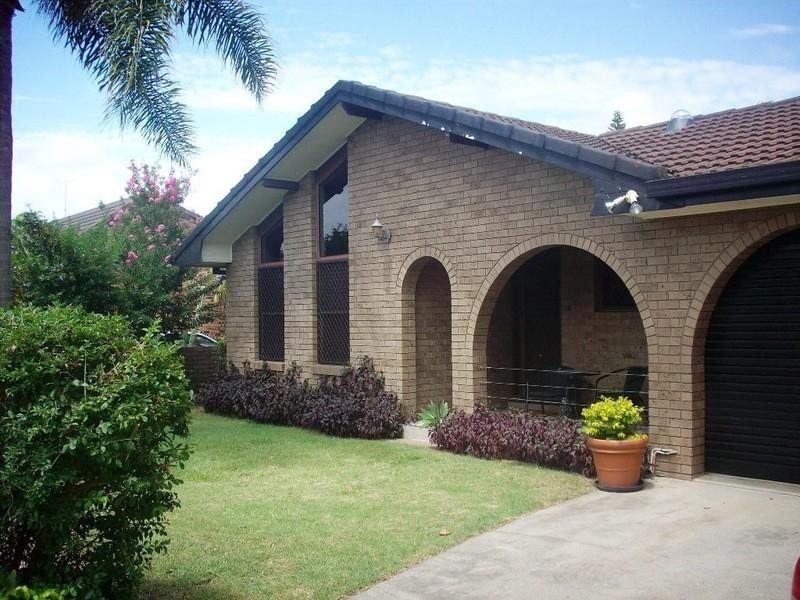 233 Sunshine Boulevard, Mermaid Waters QLD 4218